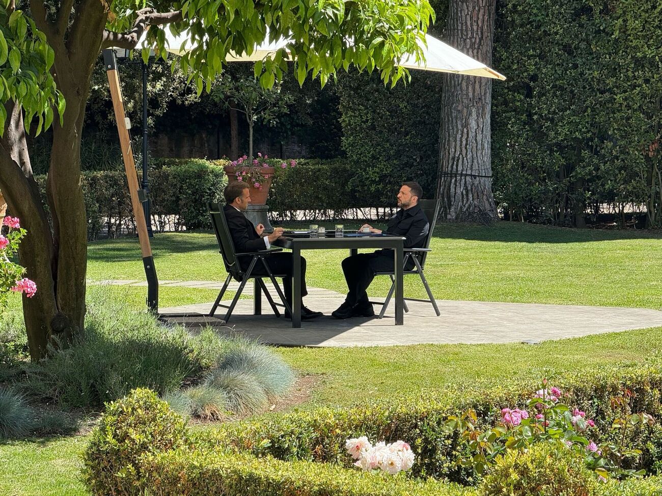 Зеленский встретился с Макроном на полях похоронной церемонии папы римского Франциска