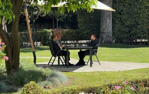 Зеленский встретился с Макроном на полях похоронной церемонии папы римского Франциска