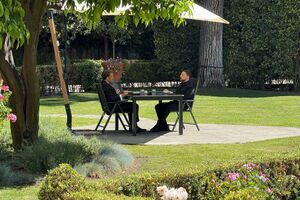 Зеленський зустрівся з Макроном на полях похоронної церемонії папи римського Франциска