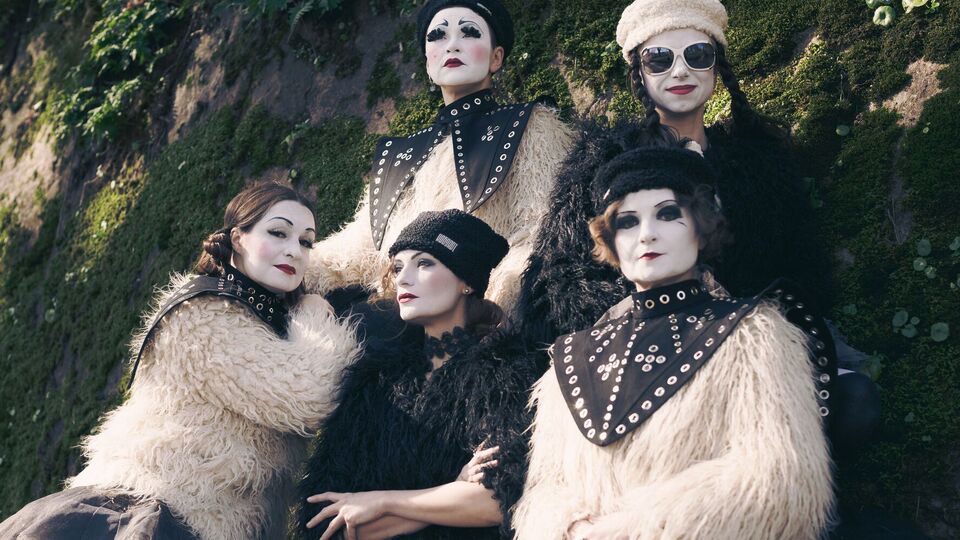 Dakh Daughters: Мир, словно Пандора, открыл свой ящик – и теперь мы стоим перед множеством катастроф, не зная, как их обуздать