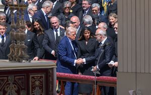 Карис и Трамп сидели рядом во время похоронной церемонии папы римского Франциска