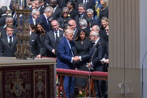 Карис и Трамп сидели рядом во время похоронной церемонии папы римского Франциска