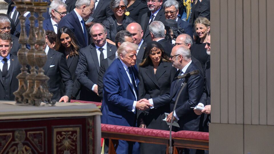 Каріс і Трамп сиділи поруч під час поховальної церемонії папи римського Франциска