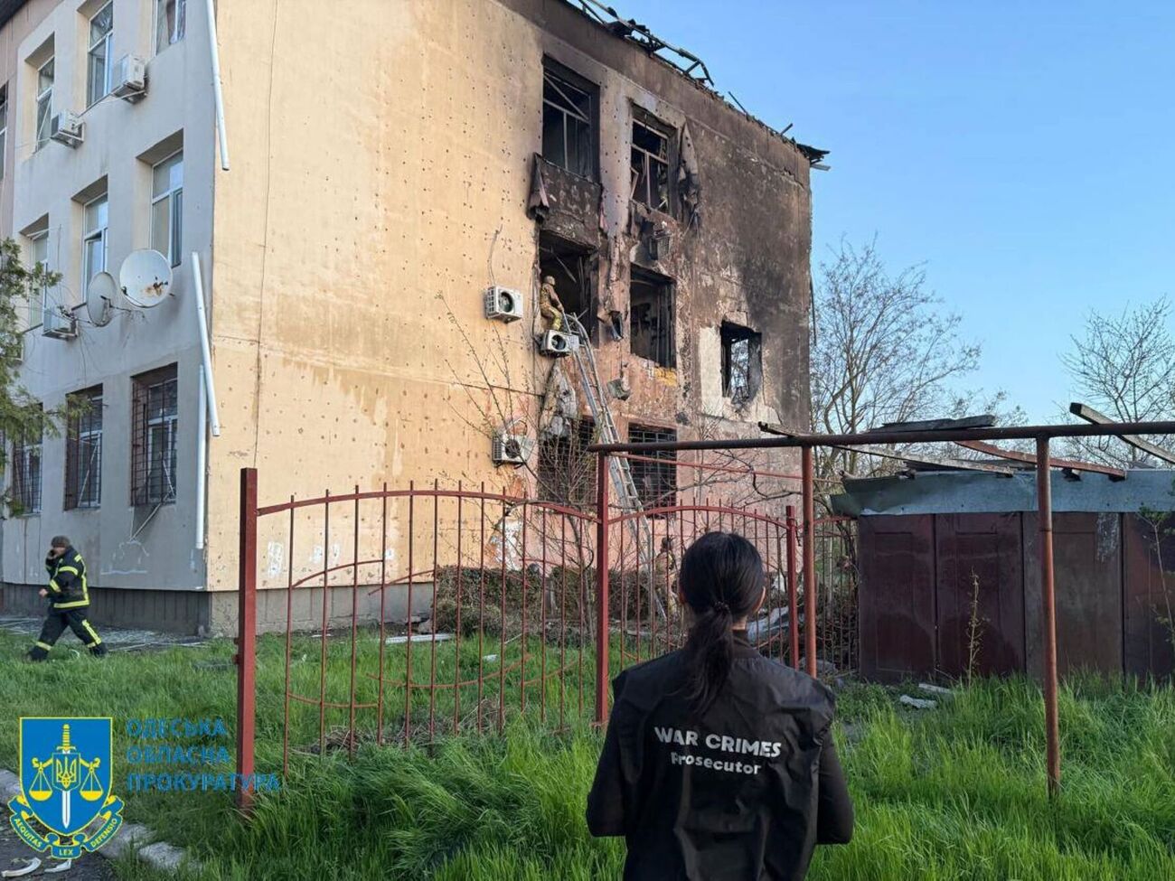 Повреждены дом и автомобили