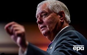 По словам Грэма, закон может ввести вторичные пошлины для любой страны, покупающей российскую нефть, газ и уран