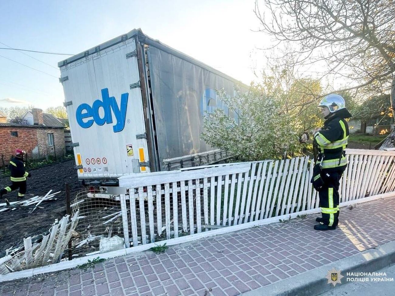 Грузовик сломал ограждение