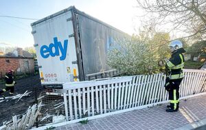 Грузовик сломал ограждение