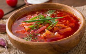 Когда свекла будет томиться на сковороде под крышкой, нужно добавить томатную пасту