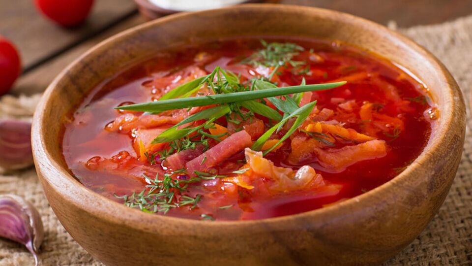 Когда свекла будет томиться на сковороде под крышкой, нужно добавить томатную пасту