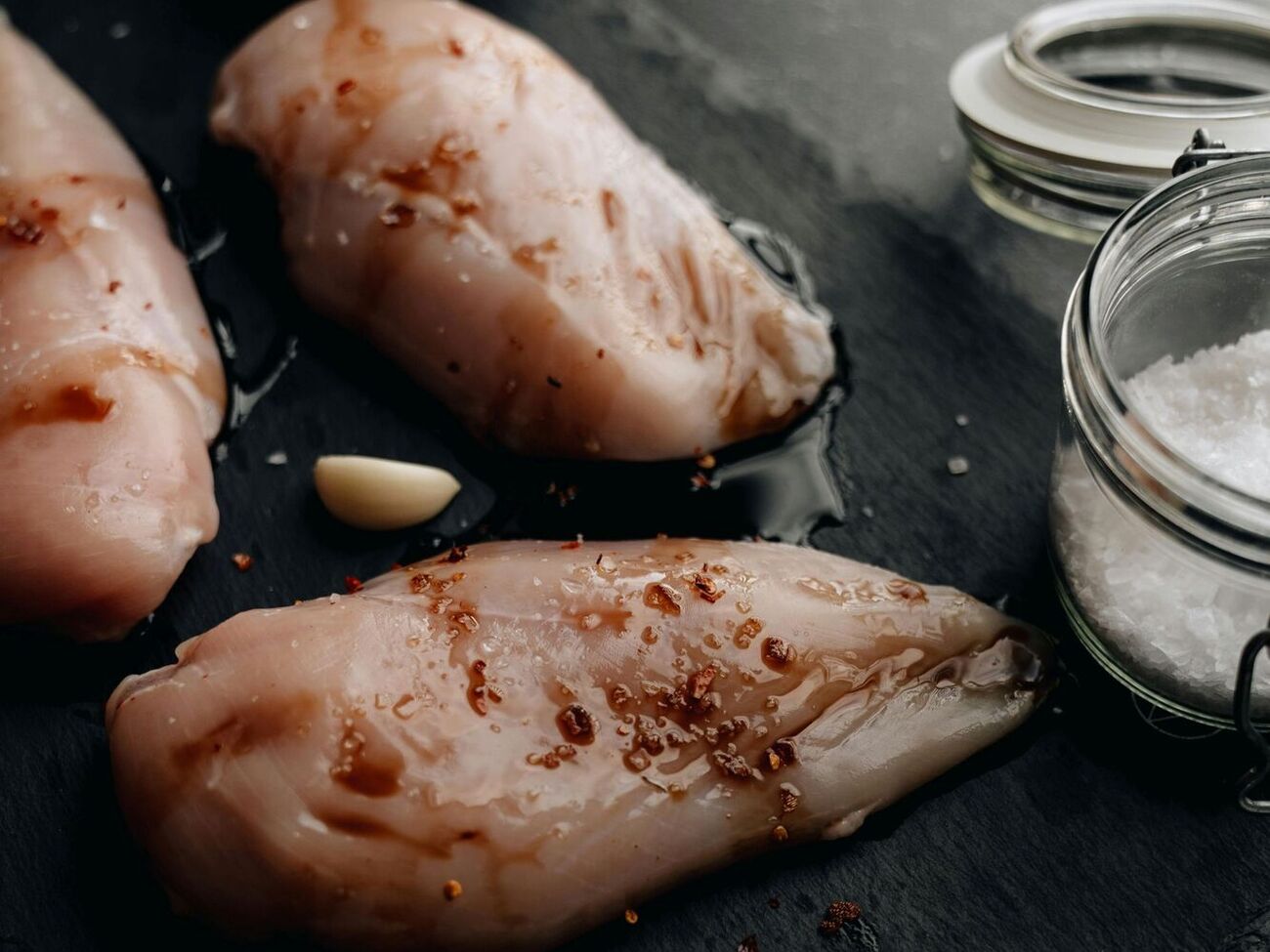 Перед приготовлением мясо нужно завернуть в фольгу