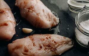 Перед приготовлением мясо нужно завернуть в фольгу