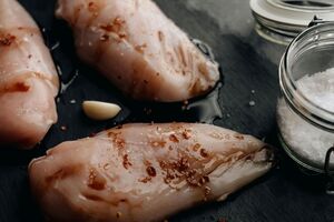 Перед приготуванням м'ясо потрібно загорнути у фольгу