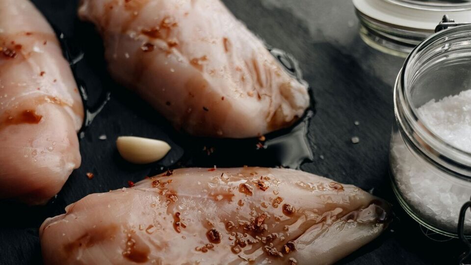 Перед приготовлением мясо нужно завернуть в фольгу