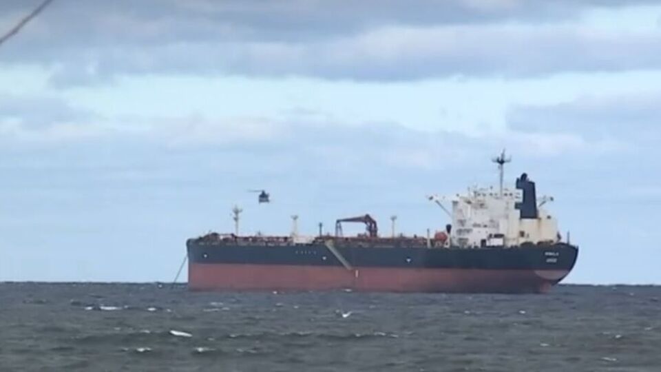 Танкер задержали 11 апреля