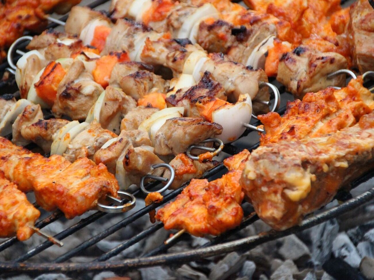 Лук подчеркнет вкус шашлыка