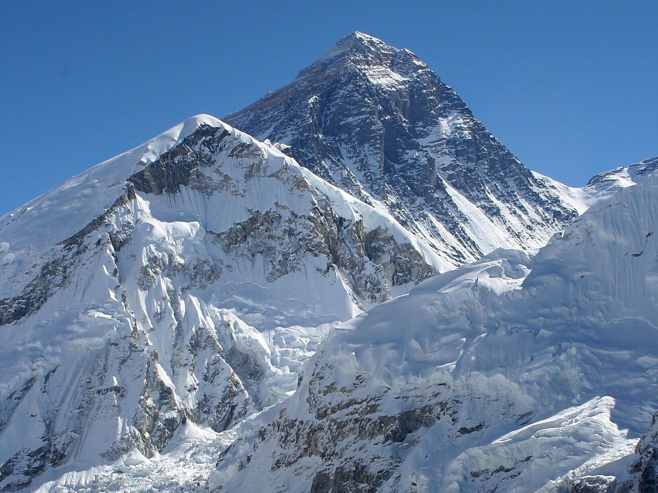 Эверест находится в Непале возле границы с Китаем