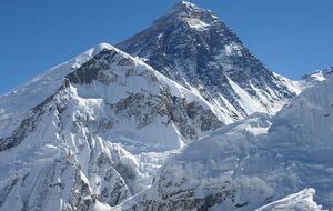Эверест находится в Непале возле границы с Китаем
