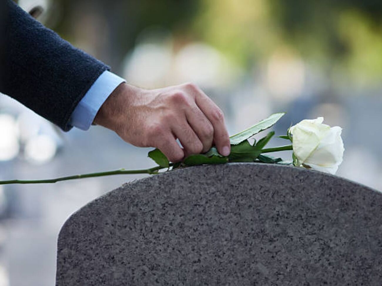 В поминальные дни верующие вспоминают усопших близких в молитвах