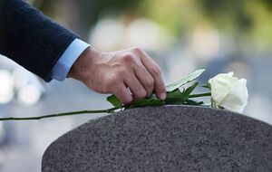 В поминальные дни верующие вспоминают усопших близких в молитвах