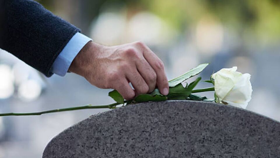 В поминальные дни верующие вспоминают усопших близких в молитвах