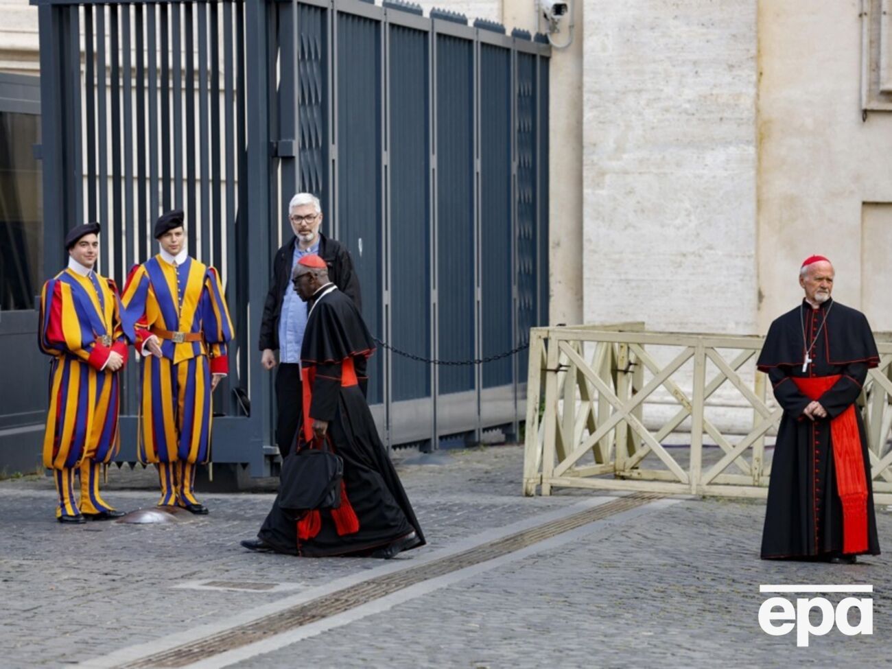 Обиратиме папу 135 кардиналів