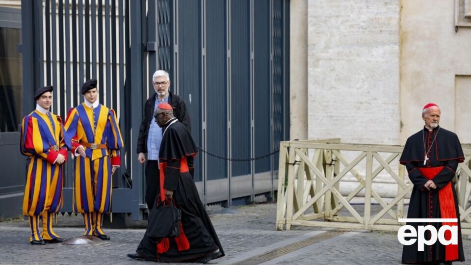 Обиратиме папу 135 кардиналів