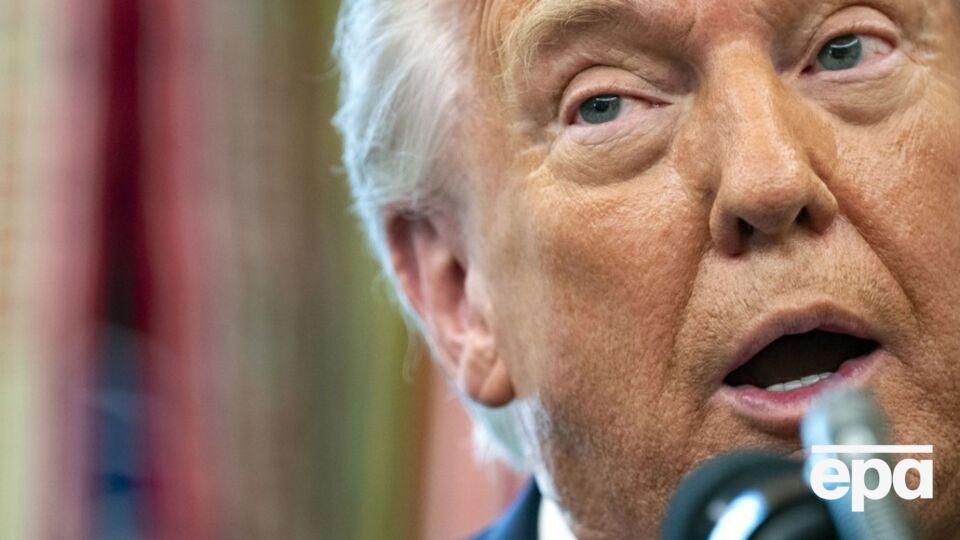 В статье говорится, что после встречи Трампа (на фото) и Зеленского в Ватикане Белый дом все настойчивее предлагает Украине "согласиться на мирный план и отдать как минимум пятую часть своей территории"