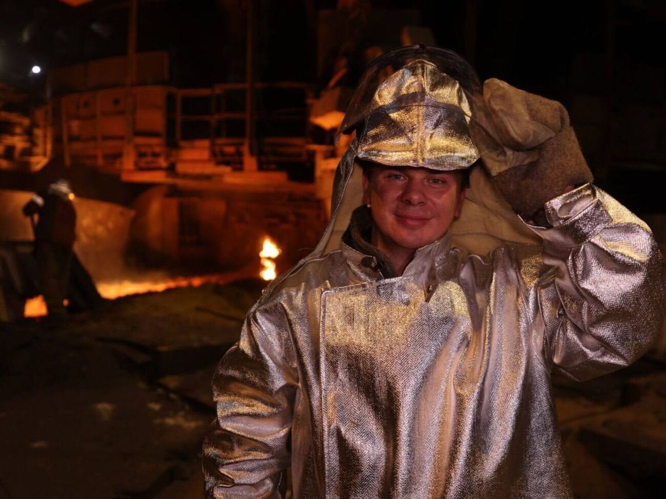 Комаров під час зйомок працював вантажником і горновим доменної печі