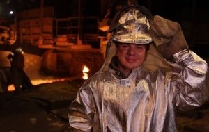 Комаров під час зйомок працював вантажником і горновим доменної печі