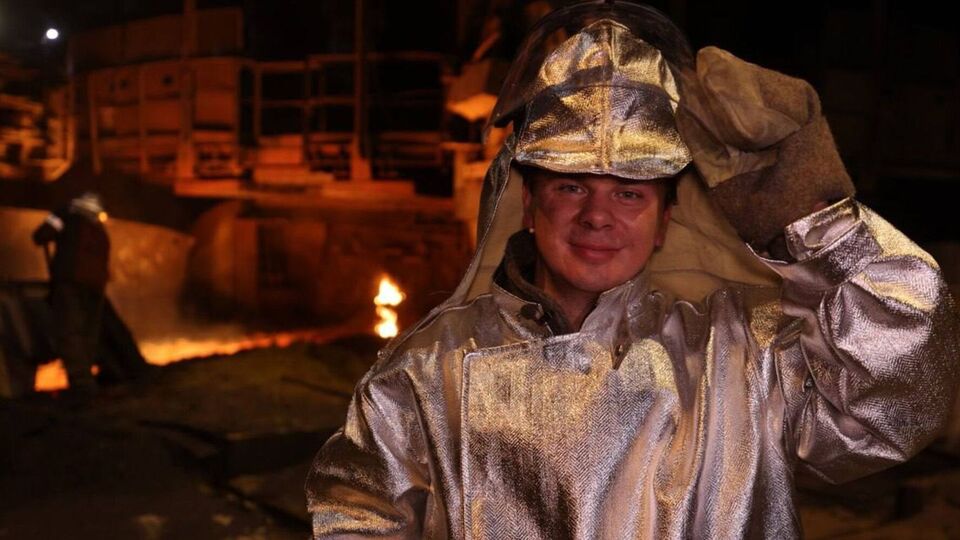 Комаров во время съемок работал грузчиком и горновым доменной печи