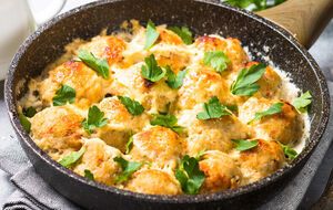 Для фрикаделек вам понадобится 400 г филе минтая