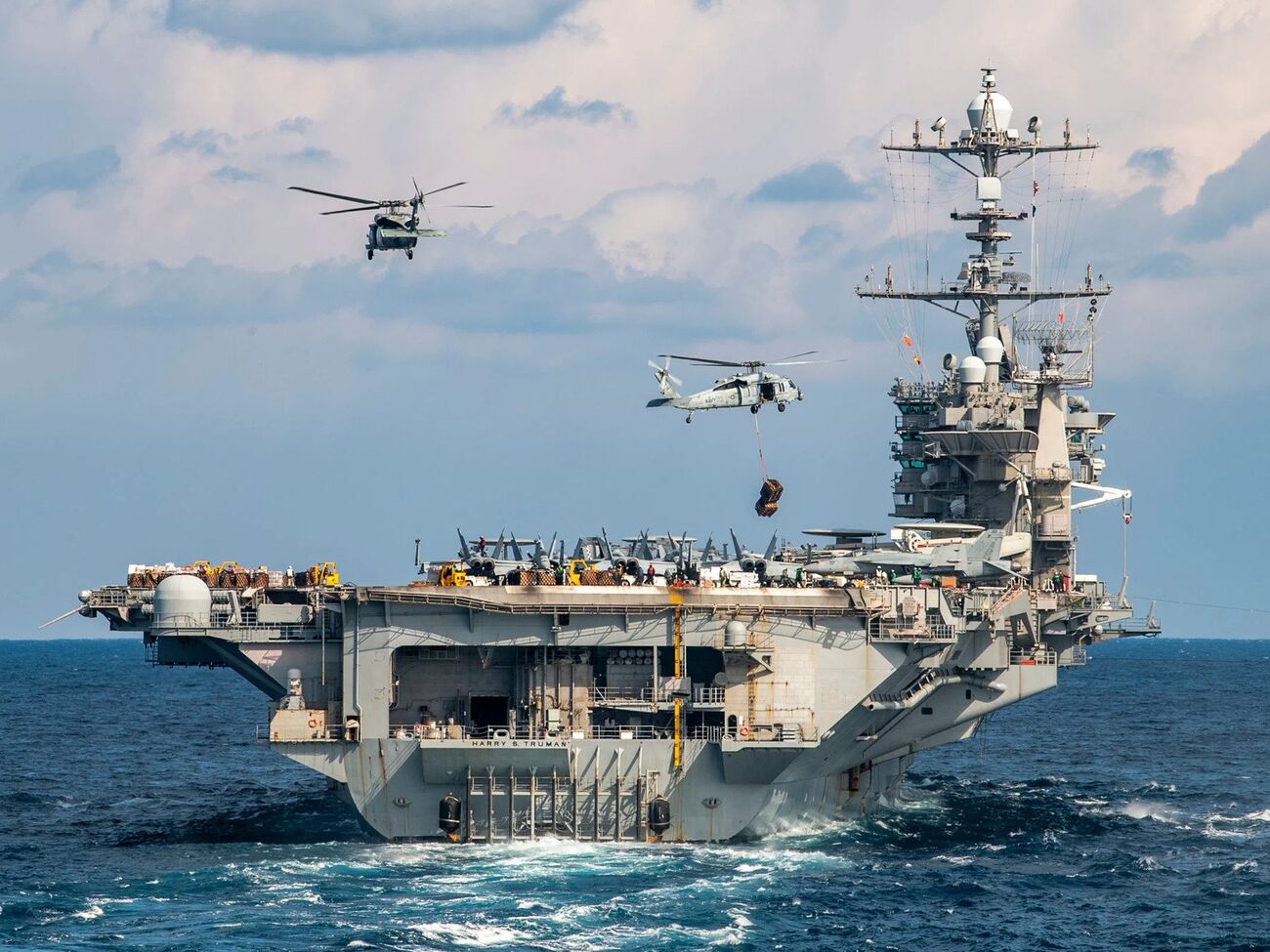 Один из членов команды авианосца ранен