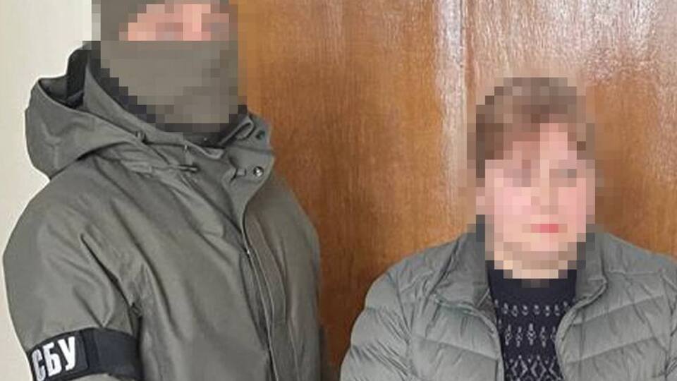 Як поінформували в повідомленні, жінку затримали, коли вона була на нараді зі своїм керівництвом і колегами