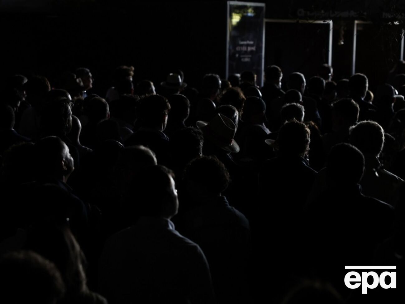 The Guardian отмечает, что в Португалии электроснабжение возобновили в примерно 6,2 млн домохозяйств из 6,5 млн