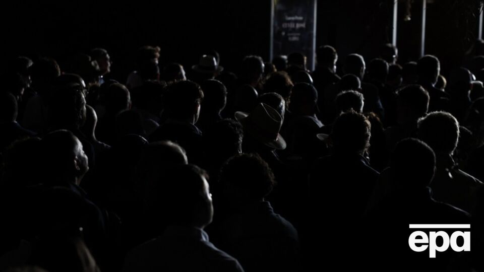 The Guardian зазначає, що в Португалії електропостачання відновили у приблизно 6,2 млн домогосподарств із 6,5 млн