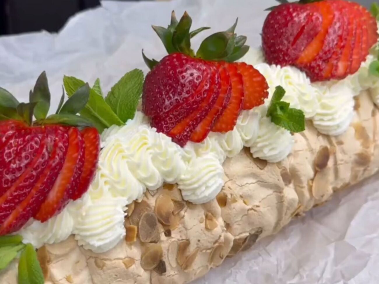 Смак кисло-солодких ягід підкреслює ніжність меренги