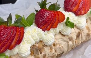 Вкус кисло-сладких ягод подчеркивает нежность меренги