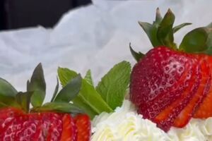 Вкус кисло-сладких ягод подчеркивает нежность меренги
