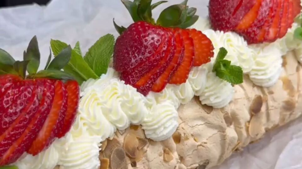 Смак кисло-солодких ягід підкреслює ніжність меренги