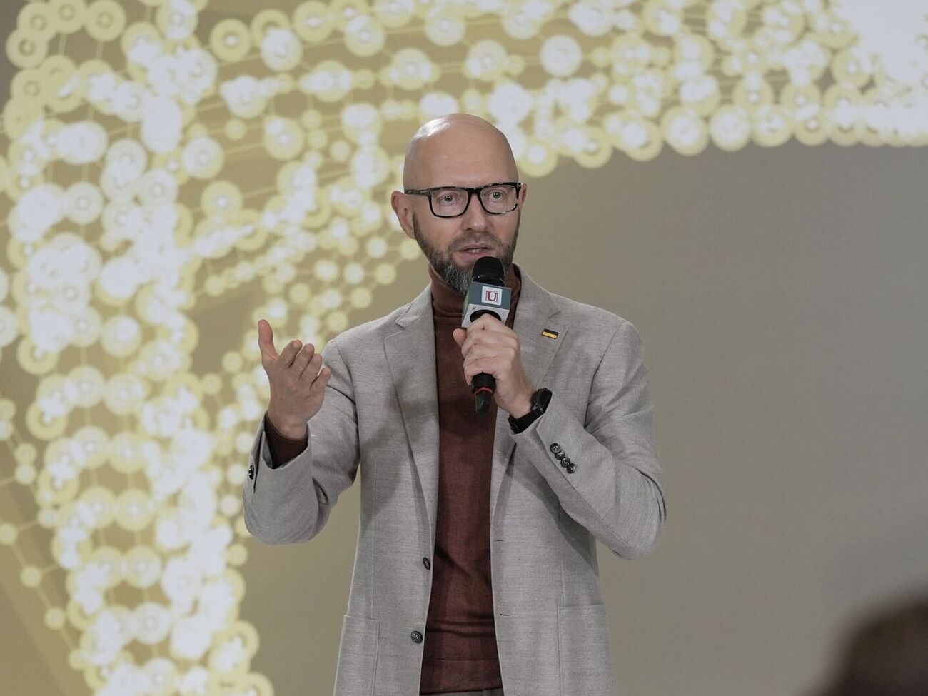 Яценюк также призвал Европу увеличить собственные оборонные расходы, хоть такое решение может быть непопулярным среди некоторых избирателей