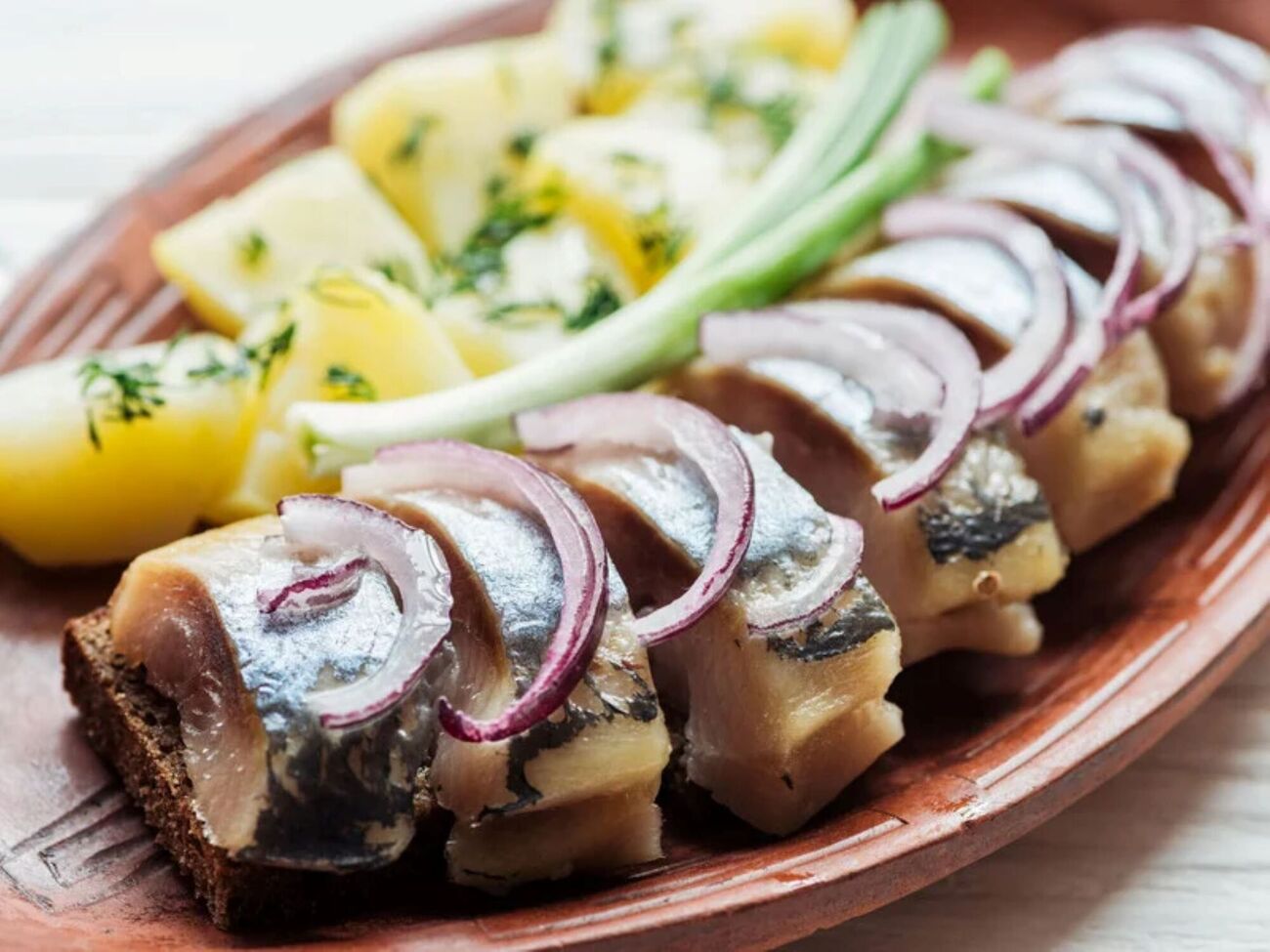 Засоленную рыбу поставьте в холодильник на 15 часов