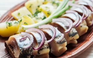 Засоленную рыбу поставьте в холодильник на 15 часов