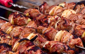 Шашлик потрібно готувати в розігрітій до 200 °C духовці одну годину