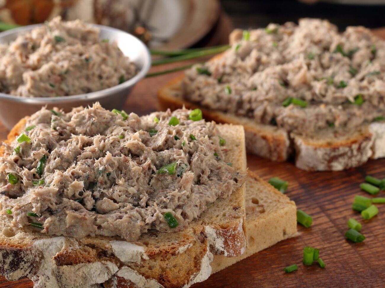 Для паштета понадобятся две скумбрии