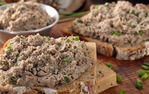 Для паштета понадобятся две скумбрии