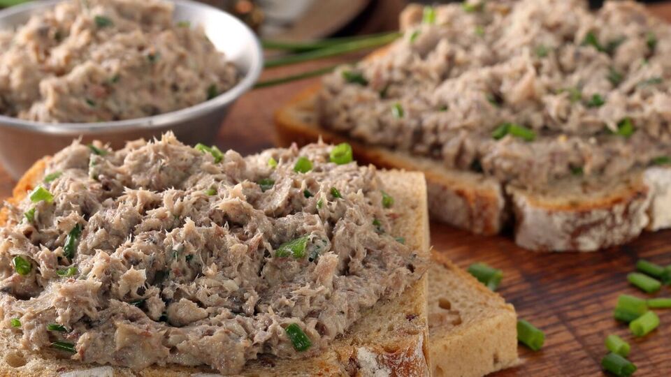 Для паштета понадобятся две скумбрии