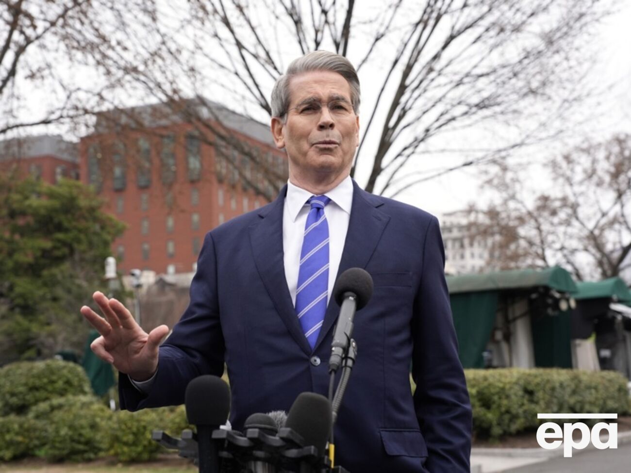 Бессент сказал, что украинцы наняли юридических советников и что с американской стороны соглашение "готово"