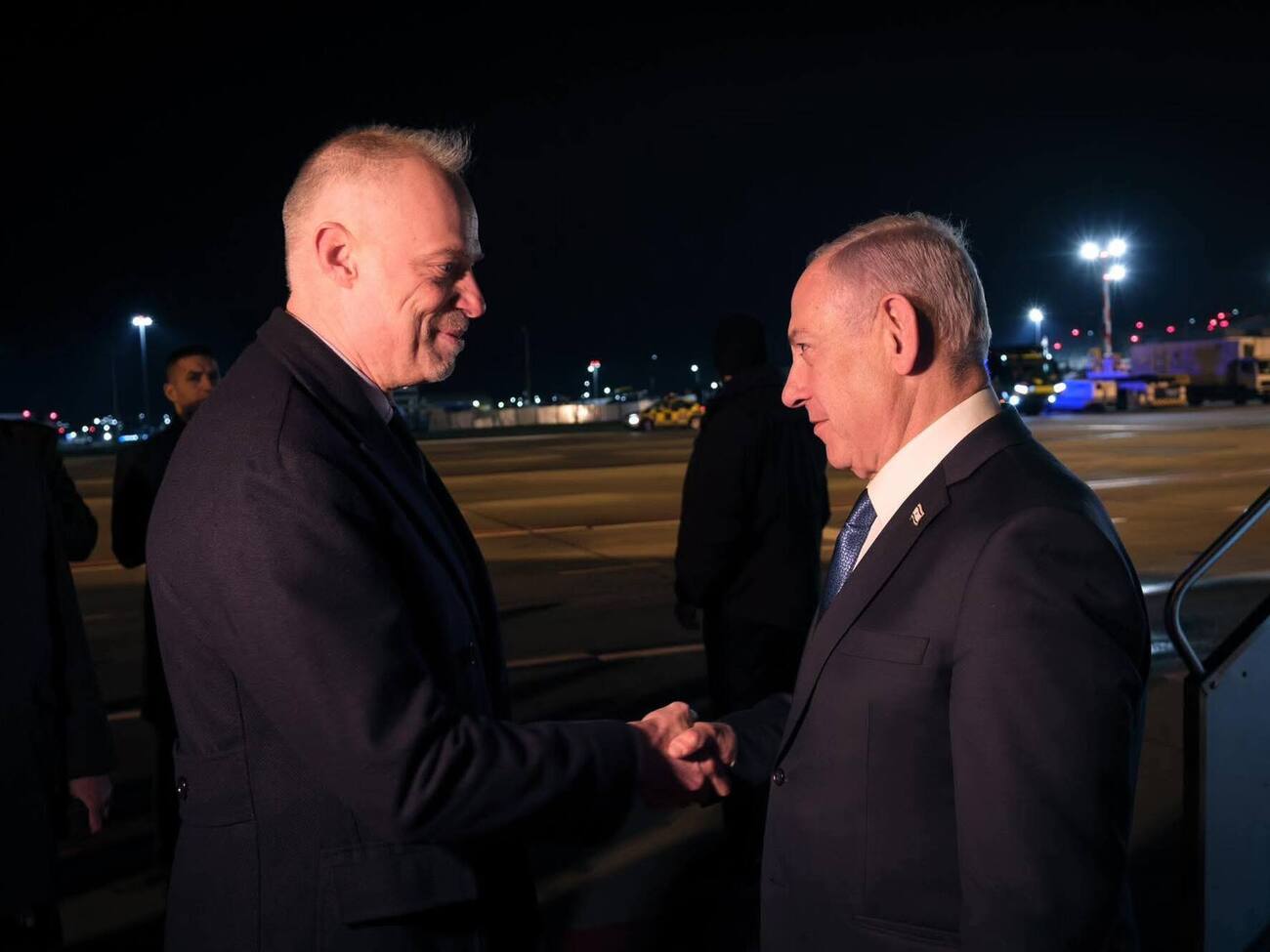 Салай-Бобровницький (ліворуч) зустрів політика в аеропорту