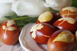 На пасхальных яйцах будет изображение листьев