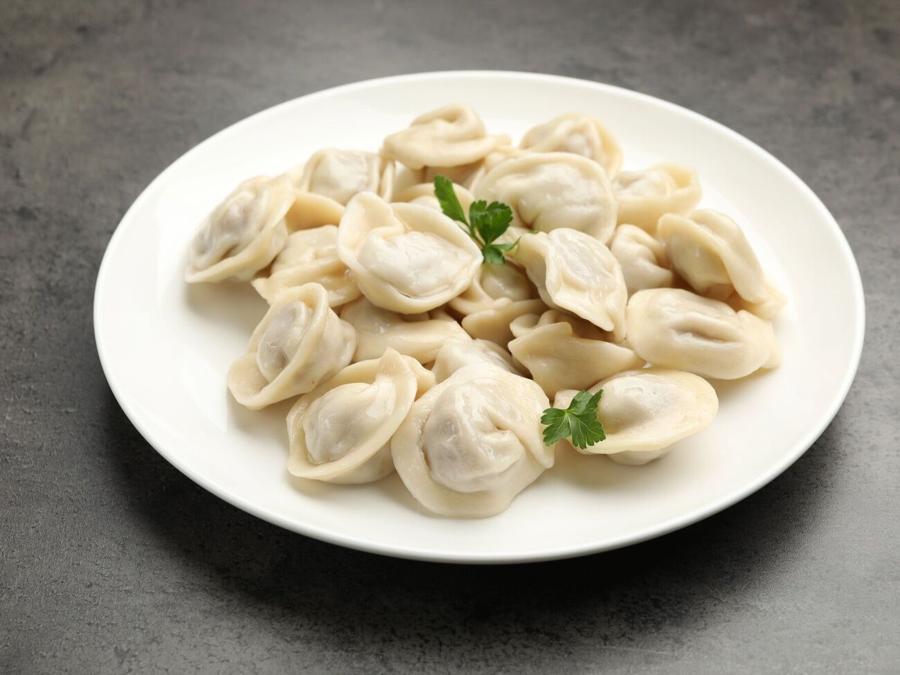 На 1 кг фарша нужно добавить щепотку молотого лаврового листа